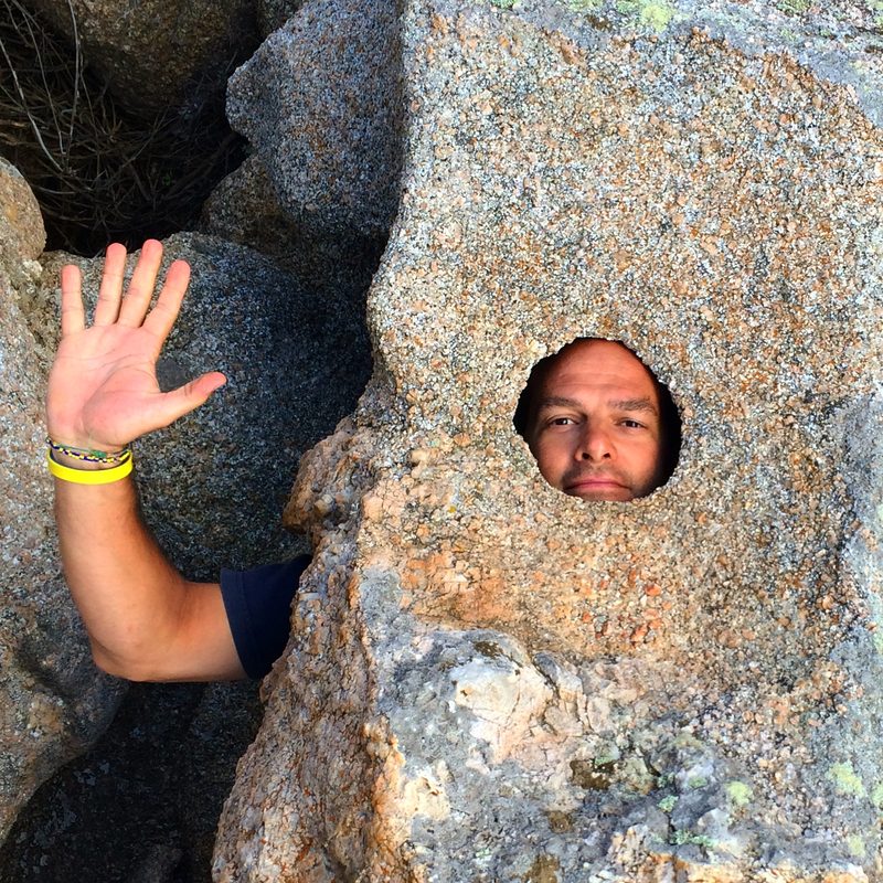 L'autore che saluta da un foro nel granito di Capo Testa, in Sardegna